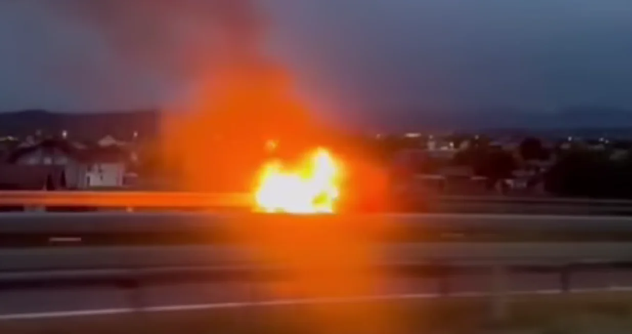 Zapalio se automobil, autoput Banja Luka - Gradiška/Prtsc