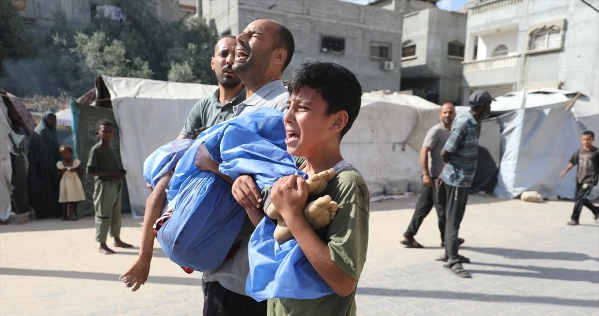 Najmanje 34 Palestinaca, uključujući djecu i osam osoba koje su išle po vodu, ubijeno je u nedjelju u nizu izraelskih zračnih napada usmjerenih na stambena područja i šatore za raseljene osobe širom Pojasa Gaze, prema medicinskim i lokalnim izvorima/Moiz Salhi