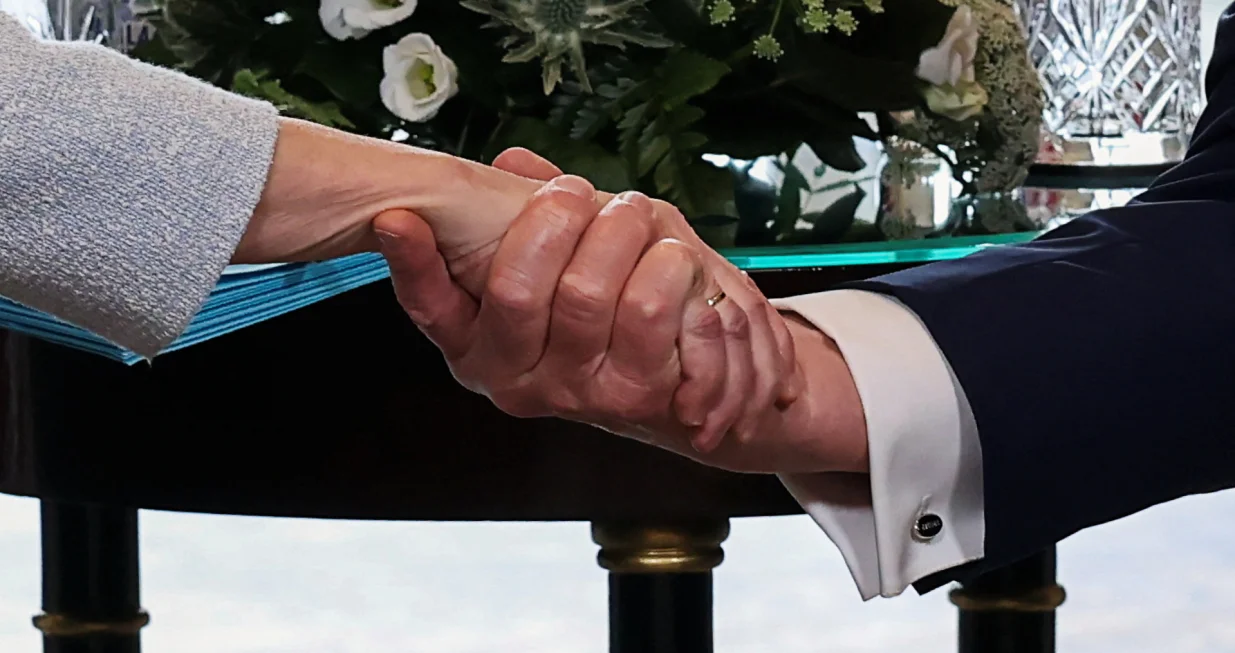 U.S. President Donald Trump shakes hands with European Commission President Ursula von der Leyen, in Turnberry, Scotland, Britain, July 27, 2025. REUTERS/Evelyn Hockstein/Evelyn Hockstein
