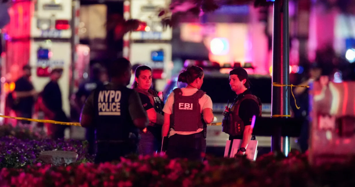 FBI agents and NYPD officers work near the scene of a reported shooter situation in the Manhattan borough of New York City, U.S. July 28, 2025. REUTERS/Eduardo Munoz/Eduardo Munoz