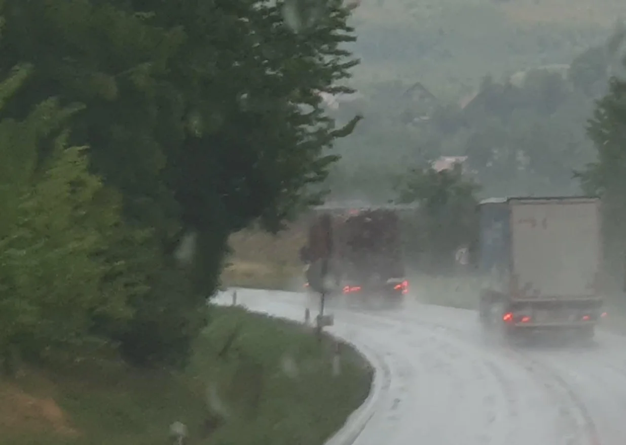 kiša, stanje na cestama, voda na cesti, smanjena vidljivost, stanje na putevma/Viber