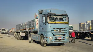 ISTANBUL (AA) - Kamioni s humanitarnom pomoД‡i nastavili su kretanje iz Egipta prema Pojasu Gaze, ЕЎto je treД‡i dan zaredom isporuke pomoД‡i, objavili su egipatski mediji u utorak.Kamioni su poДЌeli prelaziti u Gazu preko egipatske strane graniДЌnog prelaza Rafah, prevozeД‡i osnovnu hranu, medicinske potrepЕЎtine i druge materijale za pomoД‡ civilima pogoД'enim krizom, objavio je informativni kanal "Al-Qahera".Egipat osigurava gotovo 80 posto sve humanitarne pomoД‡i koja se trenutno kreД‡e prema Gazi, saopД‡io je emiter. (Ahmed Sayed - Anadolu Agency)/