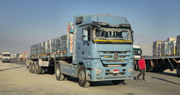 ISTANBUL (AA) - Kamioni s humanitarnom pomoД‡i nastavili su kretanje iz Egipta prema Pojasu Gaze, ЕЎto je treД‡i dan zaredom isporuke pomoД‡i, objavili su egipatski mediji u utorak.Kamioni su poДЌeli prelaziti u Gazu preko egipatske strane graniДЌnog prelaza Rafah, prevozeД‡i osnovnu hranu, medicinske potrepЕЎtine i druge materijale za pomoД‡ civilima pogoД'enim krizom, objavio je informativni kanal "Al-Qahera".Egipat osigurava gotovo 80 posto sve humanitarne pomoД‡i koja se trenutno kreД‡e prema Gazi, saopД‡io je emiter. (Ahmed Sayed - Anadolu Agency)/