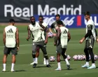 Soccer Football - Club World Cup - Real Madrid Training - Gardens North Country District Park, Palm Beach Gardens, Florida, U.S. - June 15, 2025 Real Madrid's Antonio Rudiger, Rodrygo and Thibaut Courtois during training REUTERS/Hannah Mckay