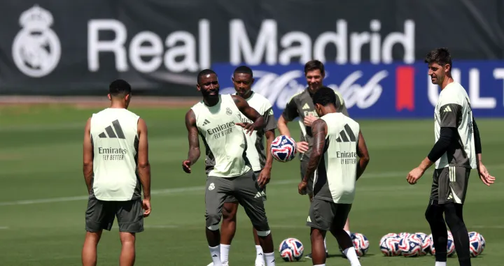 Soccer Football - Club World Cup - Real Madrid Training - Gardens North Country District Park, Palm Beach Gardens, Florida, U.S. - June 15, 2025 Real Madrid's Antonio Rudiger, Rodrygo and Thibaut Courtois during training REUTERS/Hannah Mckay
