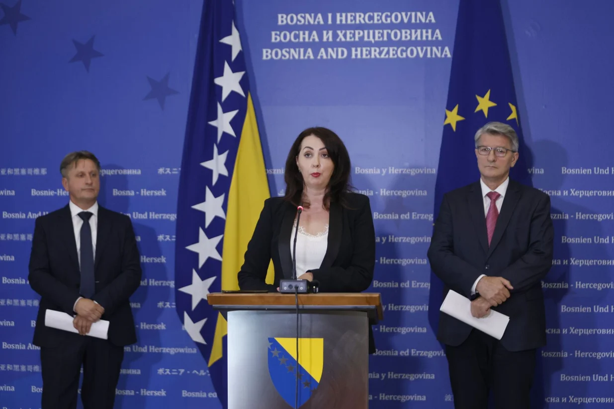 Jasmin Emrić, Aida Baručija, Šemsudin Mehmedović/Fena/Fena