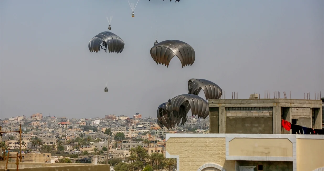 Padobrani koji prevoze humanitarnu pomoć spuštaju se iz vojnih transportnih aviona iznad zapadnog dijela Deir al-Balaha, u centralnoj Gazi, 28. jula 2025. Pakete pomoći su na zemlji preuzeli civili u tom području uslijed stalnih humanitarnih potreba/Ashraf Amra