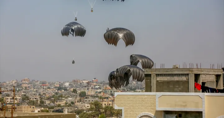 Padobrani koji prevoze humanitarnu pomoć spuštaju se iz vojnih transportnih aviona iznad zapadnog dijela Deir al-Balaha, u centralnoj Gazi, 28. jula 2025. Pakete pomoći su na zemlji preuzeli civili u tom području uslijed stalnih humanitarnih potreba/Ashraf Amra