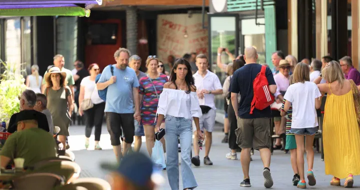 Prvi dan ljeta 2025. u Sarajevu, građani i turisti na ulicama/Senad Gubelić