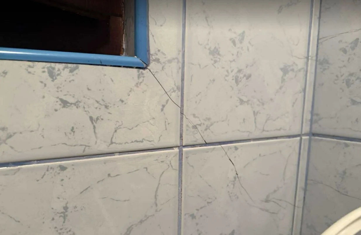 Napukla kuća u ulici Ablakovina čikma zbog klizišta na Curinim njivama/Mz Širokača