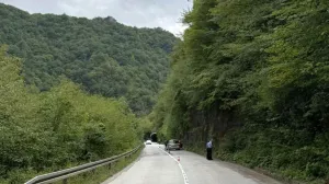 Obrušila se stijena kod Foče, kamen pao na automobil i usmrtio suvozačicu iz Sarajeva, vozač teško povrijeđen//