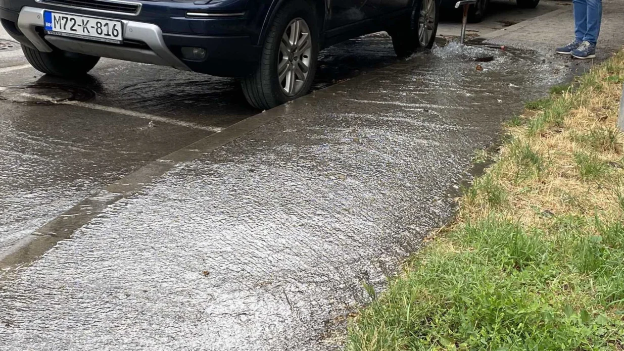 Pukla cijev u Zagrebačkoj ulici/Andrej Bjeloš