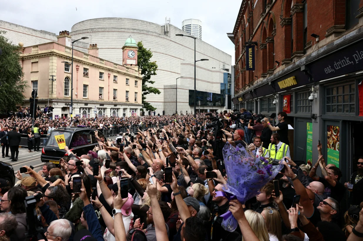 Crowds gather at the Black Sabbath Bridge, named in honour of the heavy metal band, as the funeral cortege of Ozzy Osbourne, its former frontman, passes through his hometown, in Birmingham, Britain, July 30, 2025. REUTERS/Jack Taylor/Jack Taylor
