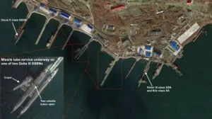 Satelitski snimak ruske podmornice baze Ribačij prikazuje gatove, nuklearne podmornice i infrastrukturna unapređenja, uključujući izgradnju pristaništa za podmornice klase Borej (SSBN) i održavanje lansirnih cijevi za rakete Delta III. (Izvor: FAS putem Google Earth, 2014–2015)/