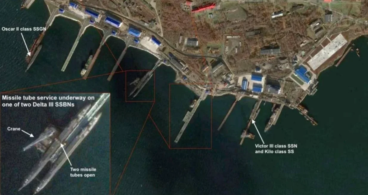 Satelitski snimak ruske podmornice baze Ribačij prikazuje gatove, nuklearne podmornice i infrastrukturna unapređenja, uključujući izgradnju pristaništa za podmornice klase Borej (SSBN) i održavanje lansirnih cijevi za rakete Delta III. (Izvor: FAS putem Google Earth, 2014–2015)/