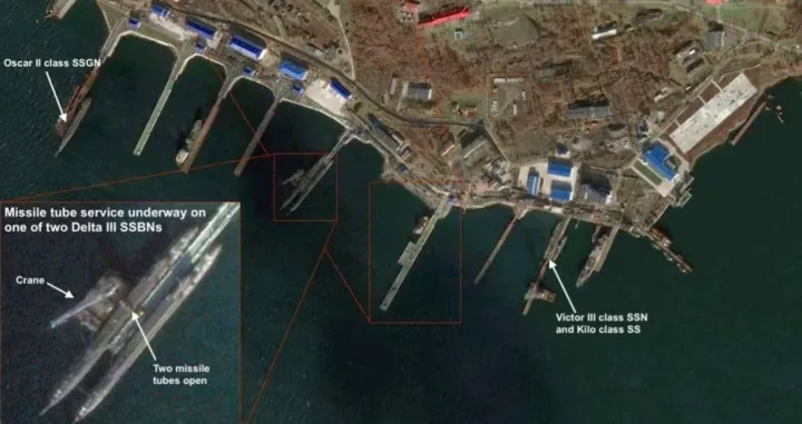 Satelitski snimak ruske podmornice baze Ribačij prikazuje gatove, nuklearne podmornice i infrastrukturna unapređenja, uključujući izgradnju pristaništa za podmornice klase Borej (SSBN) i održavanje lansirnih cijevi za rakete Delta III. (Izvor: FAS putem Google Earth, 2014–2015)/