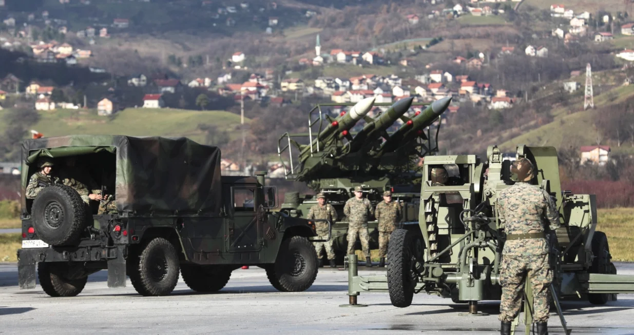 Sarajevo, BiH - 29. novembar 2019:U kasarni Rajlovac u Sarajevu danas je u prisustvu predsjedavajućeg Predsjedništva Željka Komšića upriličeno svečano postrojavanje komandi i jedinica Oružanih snaga BiH povodom obilježavanja 14. godišnjice OS BiH i 1. decembra - Dana OS BiH. (Samir Yordamoviç - Anadolu Agency)/Samir Yordamoviç