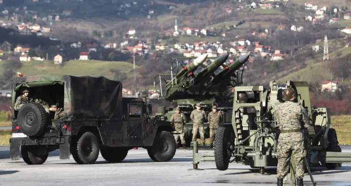 Sarajevo, BiH - 29. novembar 2019:U kasarni Rajlovac u Sarajevu danas je u prisustvu predsjedavajućeg Predsjedništva Željka Komšića upriličeno svečano postrojavanje komandi i jedinica Oružanih snaga BiH povodom obilježavanja 14. godišnjice OS BiH i 1. decembra - Dana OS BiH. (Samir Yordamoviç - Anadolu Agency)/Samir Yordamoviç