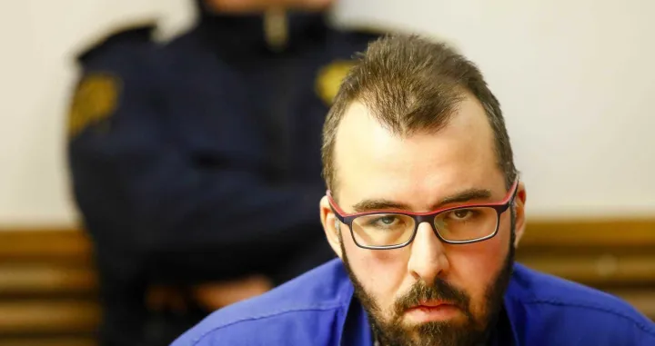 Goran Ravlić; Čitanjem optužnice danas je u Kantonalnom sudu u Sarajevu počelo suđenje Gorana Ravliću, Leđibi Ravlić i Latifu Jašareviću, psihički i fizički zlostavljali Goranovu suprugu Nerminu/Damir Deljo