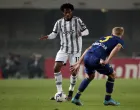 epa10298455 Juventus's Juan Cuadrado (L) and Hellas Verona's Josh Doig (R) in action during the Italian Serie A soccer match Hellas Verona vs Juventus FC in Verona, Italy, 10 November 2022. EPA/EMANUELE PENNACCHIO