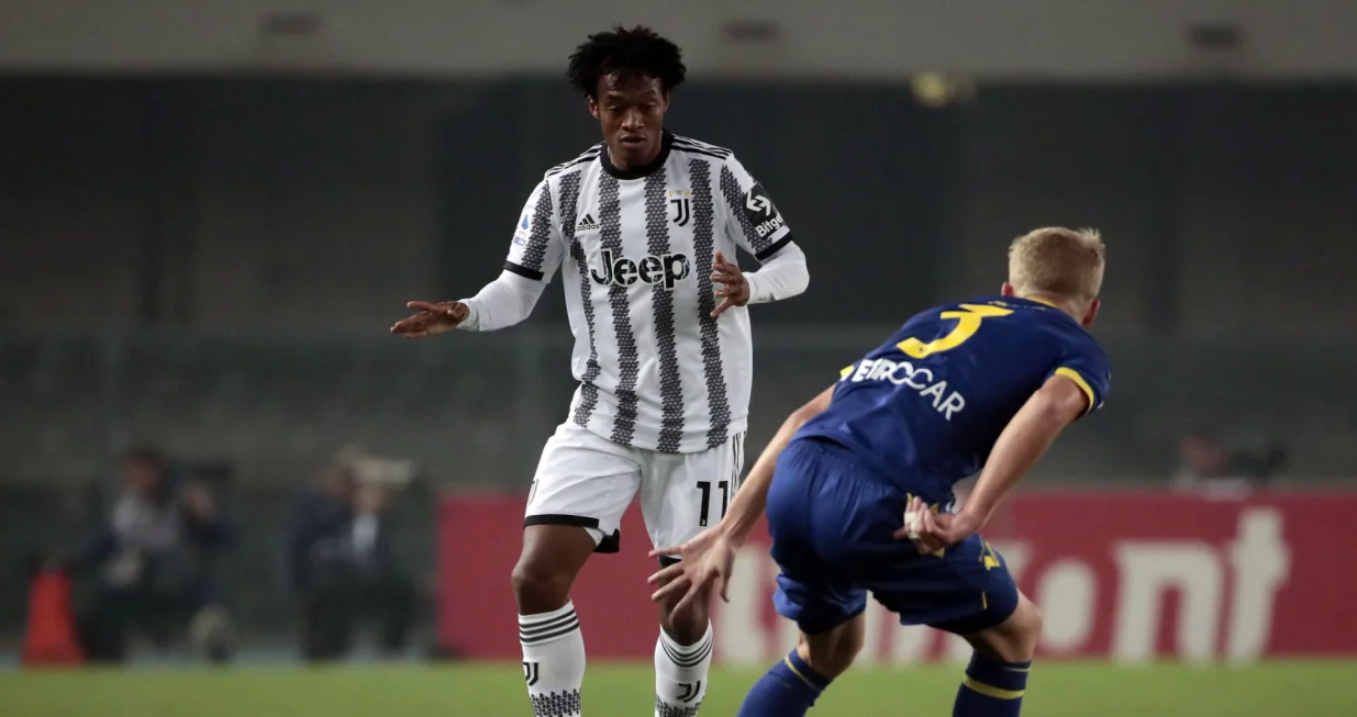 epa10298455 Juventus's Juan Cuadrado (L) and Hellas Verona's Josh Doig (R) in action during the Italian Serie A soccer match Hellas Verona vs Juventus FC in Verona, Italy, 10 November 2022. EPA/EMANUELE PENNACCHIO