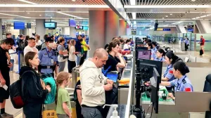 Putnici na aerodromu u Kini//