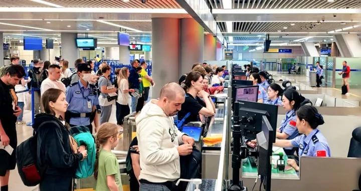 Putnici na aerodromu u Kini//