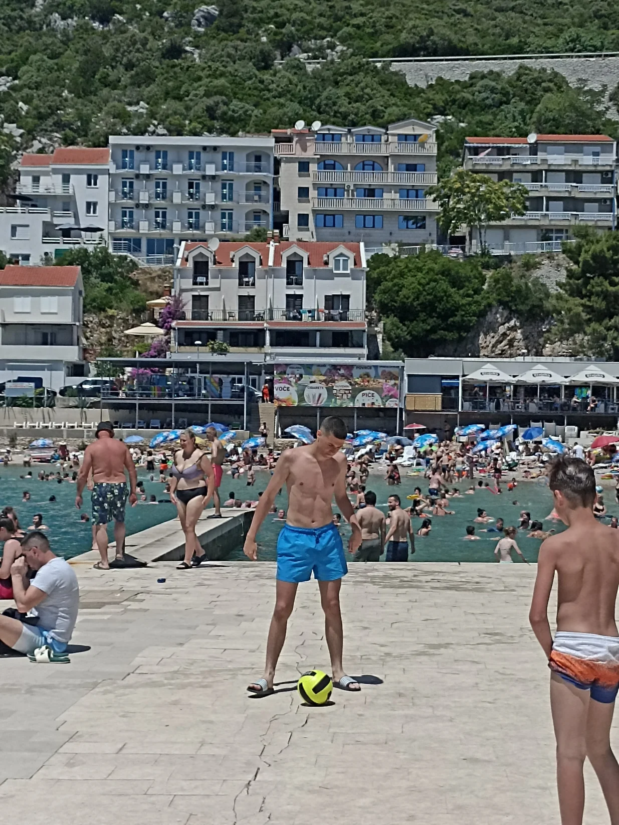 Ispred hotela Zenit prizori kao da je početak avgusta/