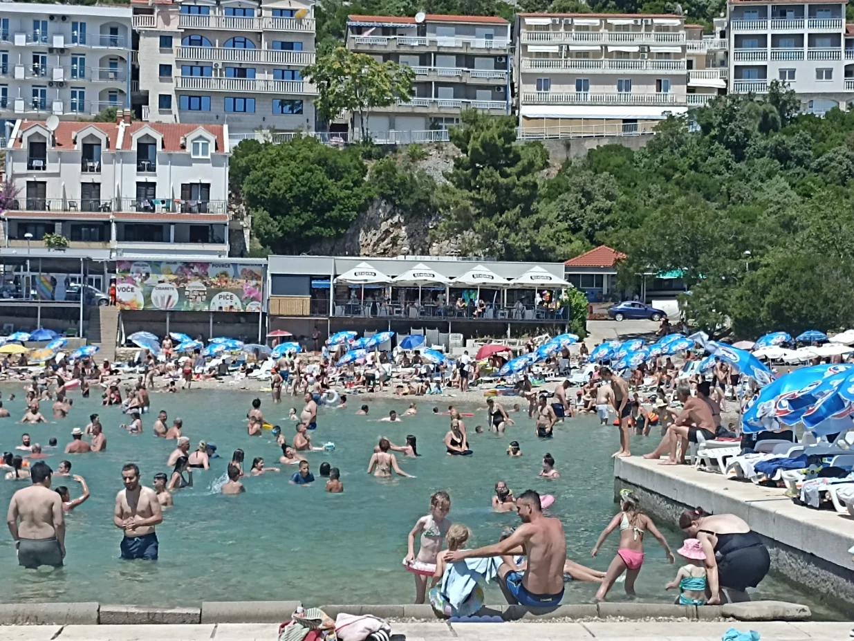 Ispred hotela Zenit prizori kao da je početak avgusta/