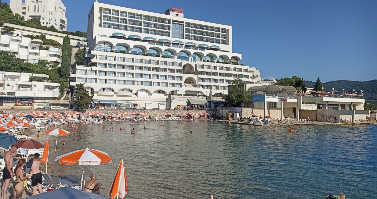 Plaža ispred hotela Sunce u 18 sati/