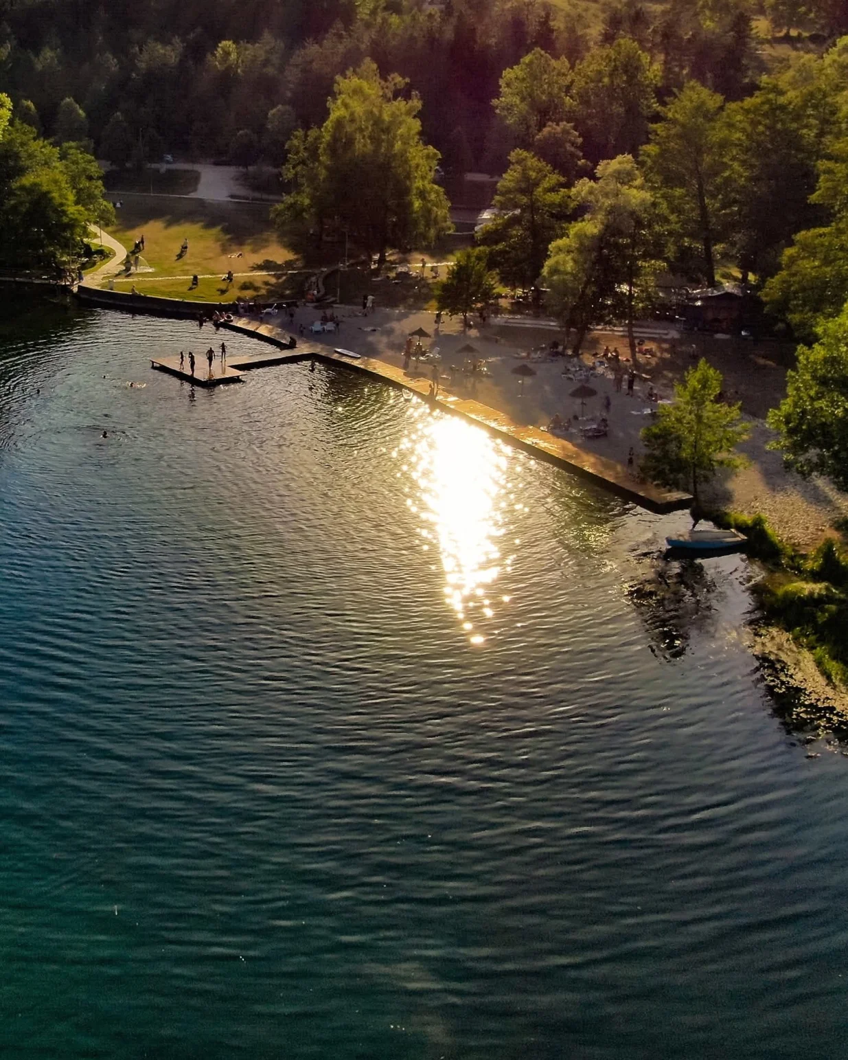 Novootvorena plaža na jezeru/