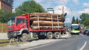 Saobraćajna nesreća, kamion udario u stub/Damir Deljo