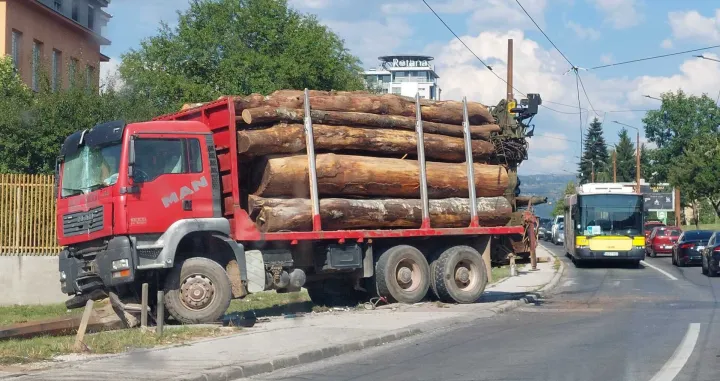 Saobraćajna nesreća, kamion udario u stub/Damir Deljo