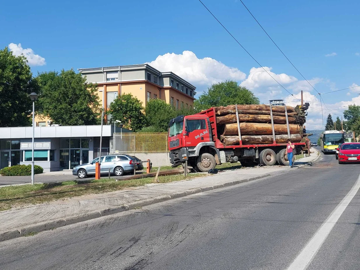 Saobraćajna nesreća, kamion udario u stub/Damir Deljo