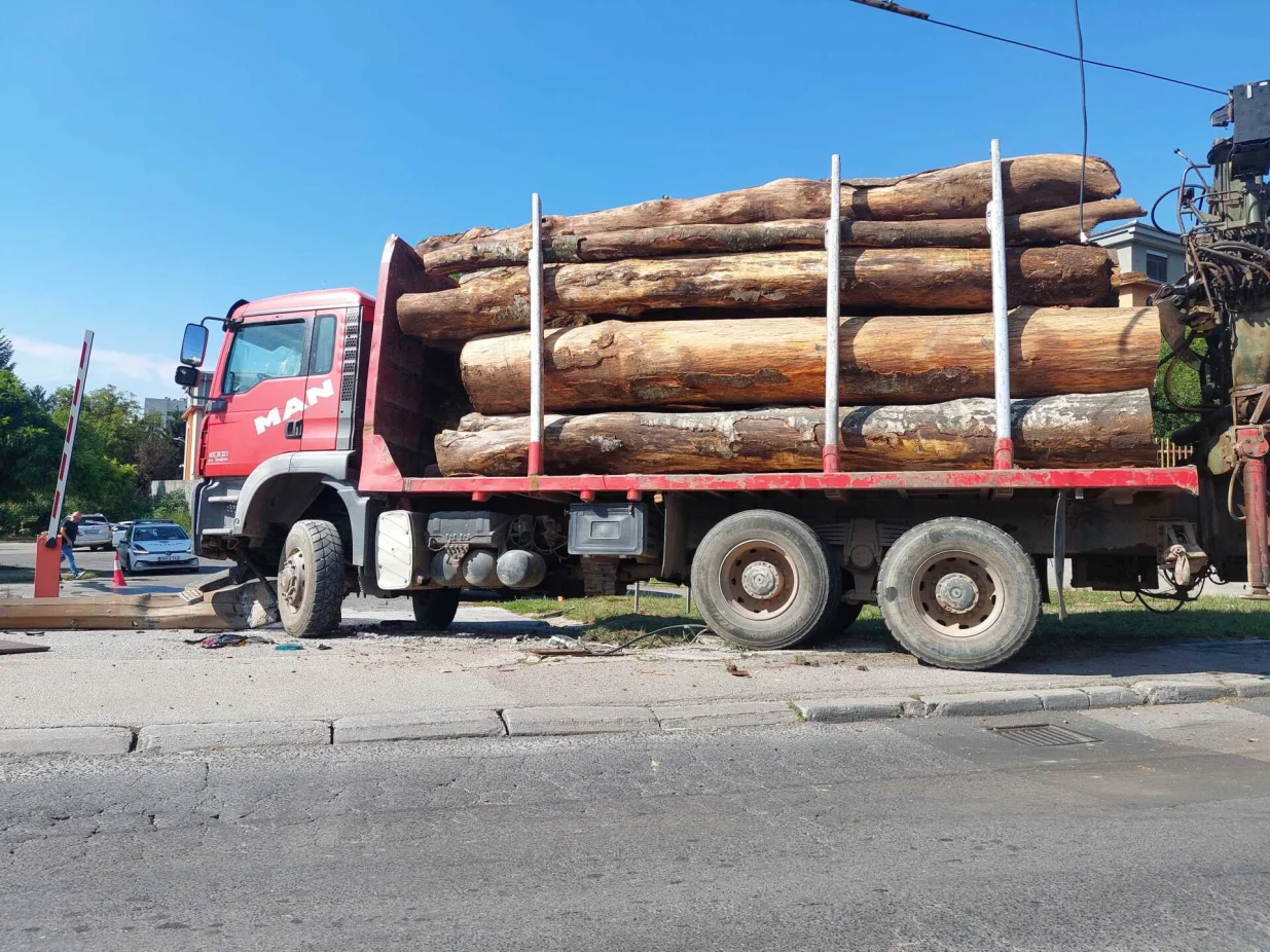 Saobraćajna nesreća, kamion udario u stub/Damir Deljo