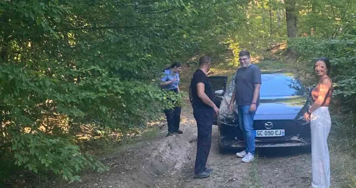 Francuski turisti na makadamskom putu kod Sanskog Mosta/Zlatan Čekić