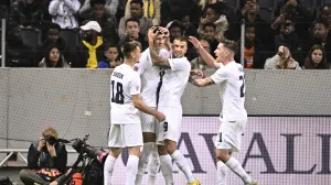 epa10210278 Slovenia's Benjamin Sesko (2-L) celebrates with teammates after scoring the 1-0 lead during the UEFA Nations League soccer match between Sweden and Slovenia in Solna, near Stockholm, Sweden, 27 September 2022. EPA/Claudio Bresciani SWEDEN OUT/Foto: Claudio Bresciani