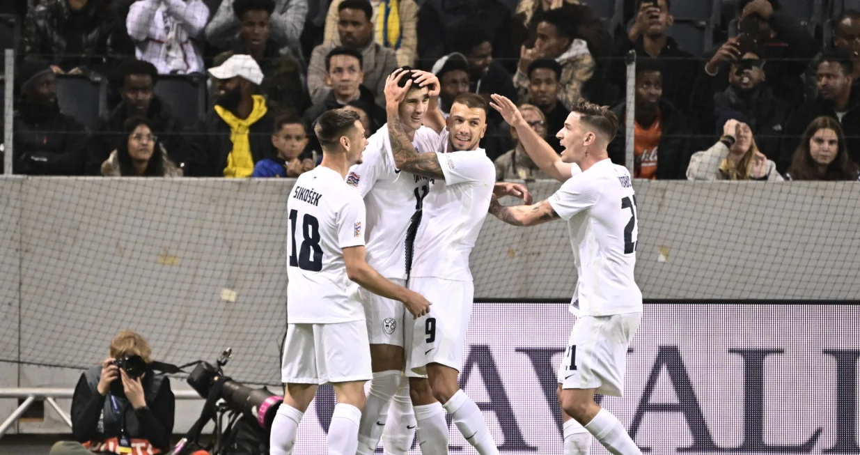 epa10210278 Slovenia's Benjamin Sesko (2-L) celebrates with teammates after scoring the 1-0 lead during the UEFA Nations League soccer match between Sweden and Slovenia in Solna, near Stockholm, Sweden, 27 September 2022. EPA/Claudio Bresciani SWEDEN OUT/Foto: Claudio Bresciani
