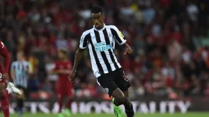 epa10150672 Newcastle's Alexander Isak in action during the English Premier League soccer match between Liverpool FC and Newcastle United in Liverpool, Britain, 31 August 2022. EPA/PETER POWELL EDITORIAL USE ONLY. No use with unauthorized audio, video, data, fixture lists, club/league logos or 'live' services. Online in-match use limited to 120 images, no video emulation. No use in betting, games or single club/league/player publications/Foto: Peter Powell