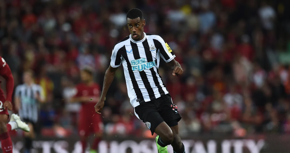 epa10150672 Newcastle's Alexander Isak in action during the English Premier League soccer match between Liverpool FC and Newcastle United in Liverpool, Britain, 31 August 2022. EPA/PETER POWELL EDITORIAL USE ONLY. No use with unauthorized audio, video, data, fixture lists, club/league logos or 'live' services. Online in-match use limited to 120 images, no video emulation. No use in betting, games or single club/league/player publications/Foto: Peter Powell