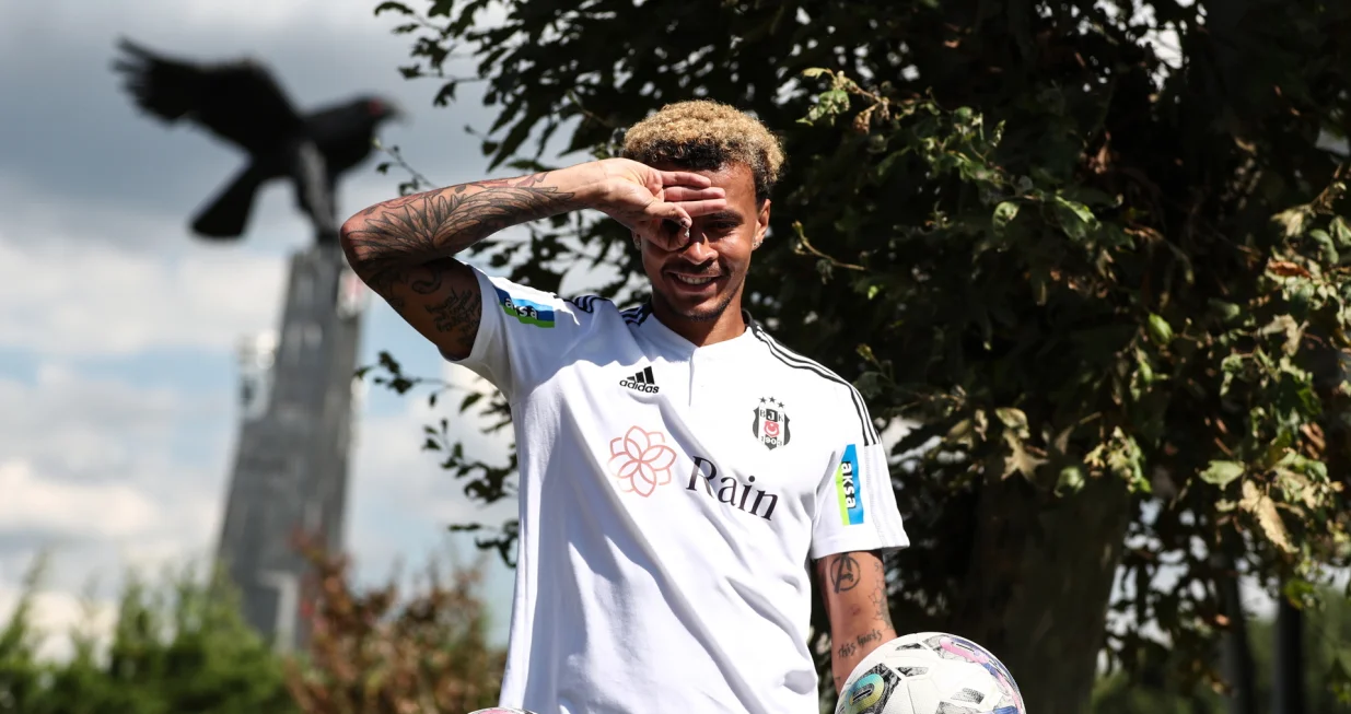 epaselect epa10203346 Besiktas' player Dele Alli poses for a photo after attending a press conference in Istanbul, Turkey, 24 September 2022. EPA/ERDEM SAHIN/Foto: Erdem Sahin