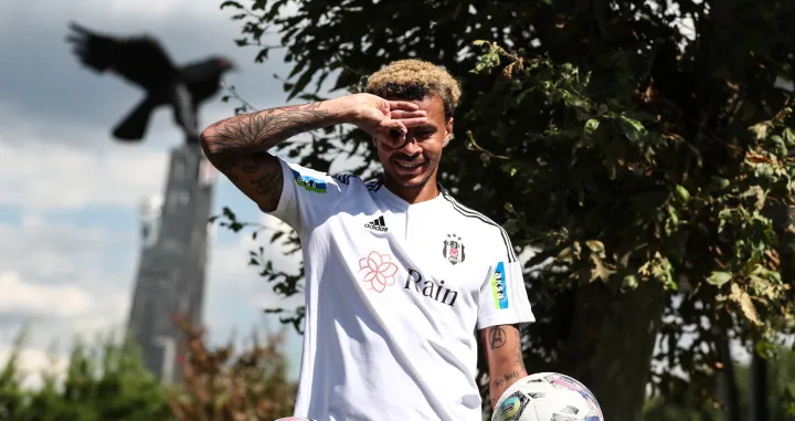 epaselect epa10203346 Besiktas' player Dele Alli poses for a photo after attending a press conference in Istanbul, Turkey, 24 September 2022. EPA/ERDEM SAHIN/Foto: Erdem Sahin