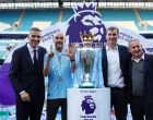 FILE PHOTO: Soccer Football - Premier League - Manchester City v West Ham United - Etihad Stadium, Manchester, Britain - May 19, 2024 Manchester City manager Pep Guardiola with chairman Khaldoon Al Mubarak, chief executive Ferran Soriano and director of football Txiki Begiristain celebrate with the trophy after winning the Premier League REUTERS/Molly Darlington EDITORIAL USE ONLY. NO USE WITH UNAUTHORIZED AUDIO, VIDEO, DATA, FIXTURE LISTS, CLUB/LEAGUE LOGOS OR 'LIVE' SERVICES. ONLINE IN-MATCH USE LIMITED TO 120 IMAGES, NO VIDEO EMULATION. NO USE IN BETTING, GAMES OR SINGLE CLUB/LEAGUE/PLAYER PUBLICATIONS. PLEASE CONTACT YOUR ACCOUNT REPRESENTATIVE FOR FURTHER DETAILS../File Photo/Foto: Molly Darlington