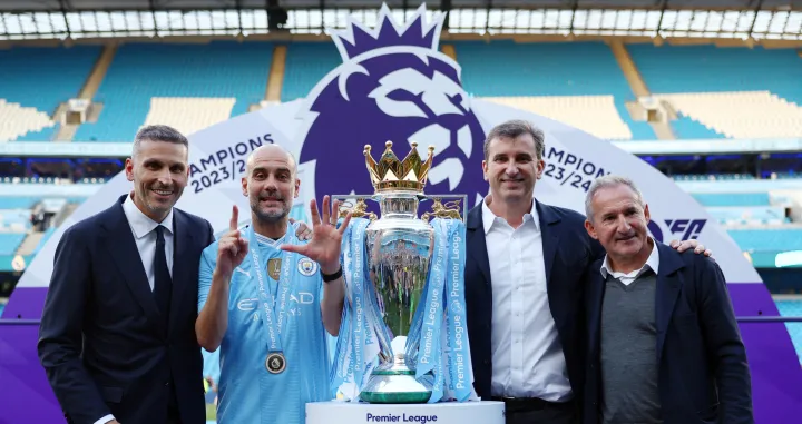 FILE PHOTO: Soccer Football - Premier League - Manchester City v West Ham United - Etihad Stadium, Manchester, Britain - May 19, 2024 Manchester City manager Pep Guardiola with chairman Khaldoon Al Mubarak, chief executive Ferran Soriano and director of football Txiki Begiristain celebrate with the trophy after winning the Premier League REUTERS/Molly Darlington EDITORIAL USE ONLY. NO USE WITH UNAUTHORIZED AUDIO, VIDEO, DATA, FIXTURE LISTS, CLUB/LEAGUE LOGOS OR &#039;LIVE&#039; SERVICES. ONLINE IN-MATCH USE LIMITED TO 120 IMAGES, NO VIDEO EMULATION. NO USE IN BETTING, GAMES OR SINGLE CLUB/LEAGUE/PLAYER PUBLICATIONS. PLEASE CONTACT YOUR ACCOUNT REPRESENTATIVE FOR FURTHER DETAILS../File Photo/Foto: Molly Darlington