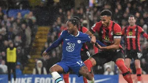 epa10379400 Raheem Sterling (L) of Chelsea in action against Lloyd Kelly of Bournemouth during the English Premier League soccer match between Chelsea FC and AFC Bournemouth in London, Britain, 27 December 2022. EPA/Vince Mignott EDITORIAL USE ONLY. No use with unauthorized audio, video, data, fixture lists, club/league logos or 'live' services. Online in-match use limited to 120 images, no video emulation. No use in betting, games or single club/league/player publications/Foto: Vince Mignott