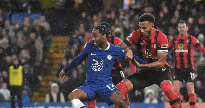 epa10379400 Raheem Sterling (L) of Chelsea in action against Lloyd Kelly of Bournemouth during the English Premier League soccer match between Chelsea FC and AFC Bournemouth in London, Britain, 27 December 2022. EPA/Vince Mignott EDITORIAL USE ONLY. No use with unauthorized audio, video, data, fixture lists, club/league logos or 'live' services. Online in-match use limited to 120 images, no video emulation. No use in betting, games or single club/league/player publications/Foto: Vince Mignott
