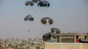 Padobrani koji prevoze humanitarnu pomoć spuštaju se iz vojnih transportnih aviona iznad zapadnog dijela Deir al-Balaha, u centralnoj Gazi, 28. jula 2025. Pakete pomoći su na zemlji preuzeli civili u tom području uslijed stalnih humanitarnih potreba/Ashraf Amra