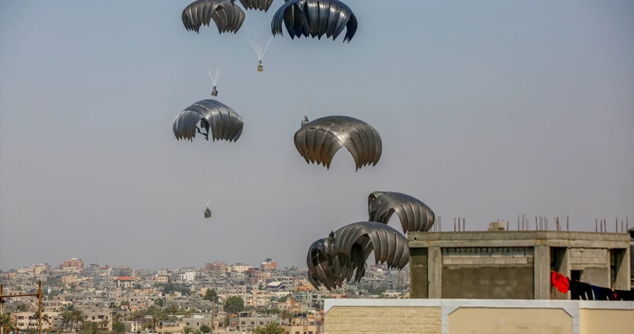 Padobrani koji prevoze humanitarnu pomoć spuštaju se iz vojnih transportnih aviona iznad zapadnog dijela Deir al-Balaha, u centralnoj Gazi, 28. jula 2025. Pakete pomoći su na zemlji preuzeli civili u tom području uslijed stalnih humanitarnih potreba/Ashraf Amra