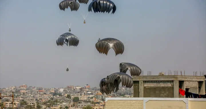 Padobrani koji prevoze humanitarnu pomoć spuštaju se iz vojnih transportnih aviona iznad zapadnog dijela Deir al-Balaha, u centralnoj Gazi, 28. jula 2025. Pakete pomoći su na zemlji preuzeli civili u tom području uslijed stalnih humanitarnih potreba/Ashraf Amra