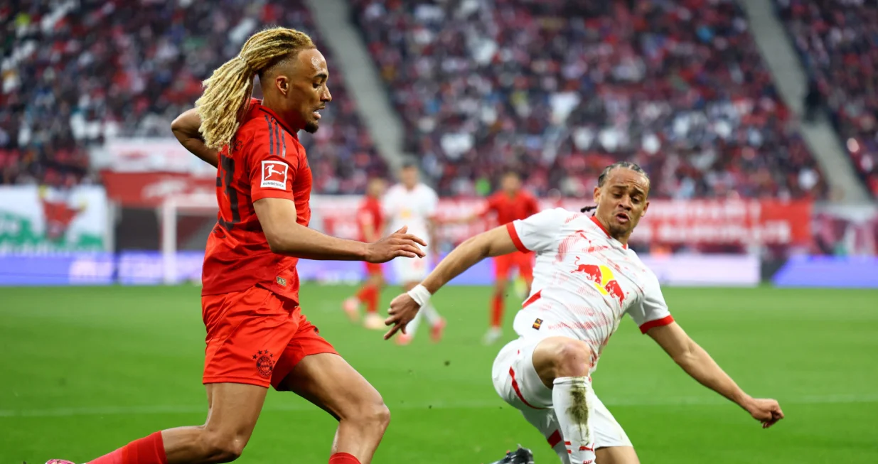 Soccer Football - Bundesliga - RB Leipzig v Bayern Munich - Red Bull Arena, Leipzig, Germany - May 3, 2025 Bayern Munich's Sacha Boey in action with RB Leipzig's Xavi Simons REUTERS/Lisi Niesner DFL REGULATIONS PROHIBIT ANY USE OF PHOTOGRAPHS AS IMAGE SEQUENCES AND/OR QUASI-VIDEO./Foto: Lisi Niesner